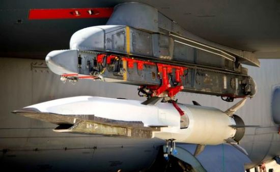 X-51A飞行器的超燃冲压发动机实际并未提供多少动力,它的加速主要靠后面的火箭助推器 X-51A飞行器的超燃冲压发动机实际并未提供多少动力,它的加速主要靠后面的火箭助推器